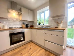 Isleworth House with Garden & private parking