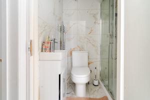 Stylish & Compact Central MK 1-Bed Walk to Station Business Ready Free Parking