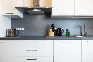 V86 - Charming 1 Bedroom Isla Duplex Apt with Harbour Views