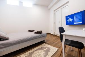 V86 - Charming 1 Bedroom Isla Duplex Apt with Harbour Views