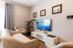 V86 - Charming 1 Bedroom Isla Duplex Apt with Harbour Views