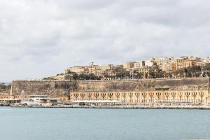 V86 - Charming 1 Bedroom Isla Duplex Apt with Harbour Views