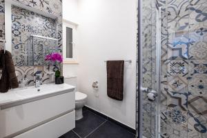 V86 - Charming 1 Bedroom Isla Duplex Apt with Harbour Views
