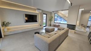 Villa 60 Degrees with heated pool and basketball court