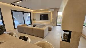 Villa 60 Degrees with heated pool and basketball court