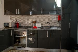 Sesimbra Beach Apartment - The Perfect Seaside Getaway!