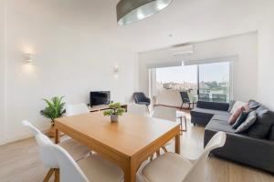 Kissed by the sun, with pool, AC and tennis court by Algarve Dream Holidays