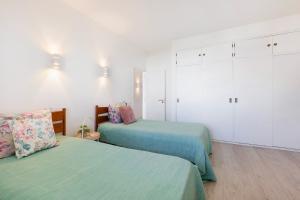 Kissed by the sun, with pool, AC and tennis court by Algarve Dream Holidays