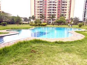 2 Bedroom GEM with a Mall & a Pool NearJKIA Airport, SGR & Nairobi National Park