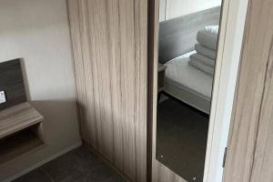 Caravan- Sleeps 6 2 Bedrooms - Thurston Manor