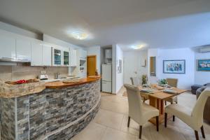 A 2 comfortable apt w terrace & garden near beach