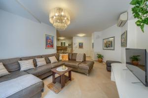 A 2 comfortable apt w terrace & garden near beach