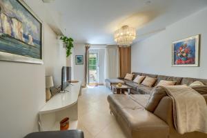 Comfortable apt w terrace and garden near beach