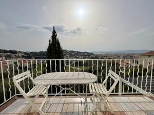 Maison lumineuse avec vue mer, montagne et sur le Rocher de Roquebrune, piscine et parking