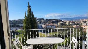 Maison lumineuse avec vue mer, montagne et sur le Rocher de Roquebrune, piscine et parking