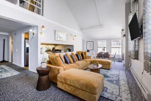 Downtown Penthouse I Vintage , Gym & Balcony #5