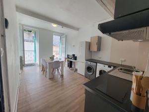 Chambre Triple Vue sur Château de Lourdes - Cuisine Partagée et Salle de Bain Privative