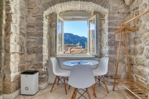 Romantic Rooftop View Hideaway- Old Town Nr 404