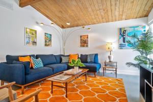 Midcentury oasis w circular heated pool hot tub stunning mountain views