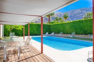 Elegant midcentury Alexander butterfly home w pool gas grill