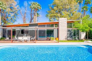 Elegant midcentury Alexander butterfly home w pool gas grill