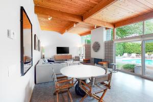 Elegant midcentury Alexander butterfly home w pool gas grill