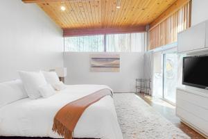 Elegant midcentury Alexander butterfly home w pool gas grill