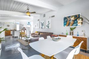 Iconic bright dogfriendly house wprivate pool spa pool table grill