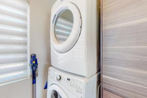 Desert oasis wgorgeous mtn views private pool with spa grill walk to town