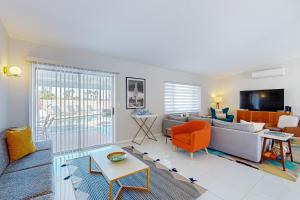 Desert oasis wgorgeous mtn views private pool with spa grill walk to town