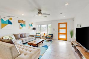 Racquet Club East Gem with 2 primary suites heated pool spa