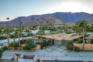 Enjoy the MorningSun in a Stylish Townhouse with Private Spa Putting Green