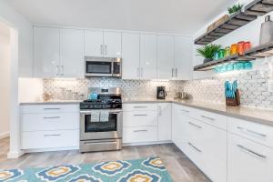 DogFriendly Home with Private Saltwater Pool Spa Mountain View