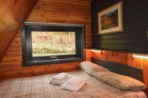 1 Bedroom Cabin with Mountain & Loch Views - Quiet Location between Glencoe & Ben Nevis