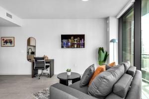 Stylish Corner 1 Bedroom Wraparound Balcony & Views