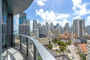 Stylish Corner 1 Bedroom Wraparound Balcony & Views