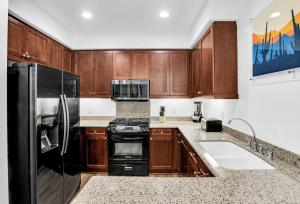 Modern King 2BR-2BA-Garage Legacy Villa near Main Pool