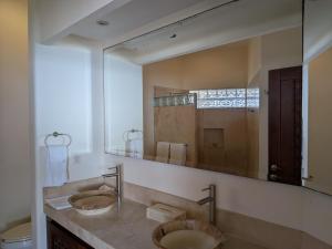 Beautiful 4 bdm Ocean Front Condo at Vivo Resorts