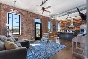 Downtown Urban Loft above Restaurants
