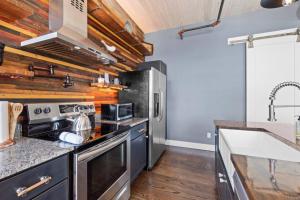 Downtown Urban Loft above Restaurants