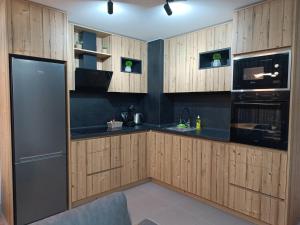 7th Floor cozy condo with parking, pool, fitness