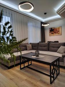7th Floor cozy condo with parking, pool, fitness