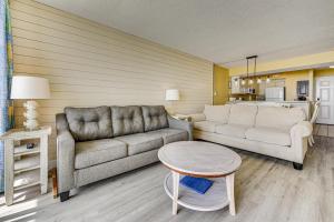 Steps to Ocean! Myrtle Beach Getaway with Balcony