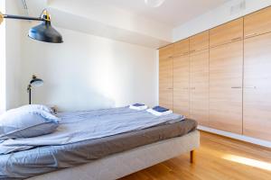 Next to metro and shopping center with great seaview