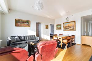 Next to metro and shopping center with great seaview