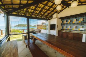 House with 5 suites on the sand of Ferradura Beach