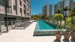 Condomínio com piscina, academia, coworking e segurança 24h.