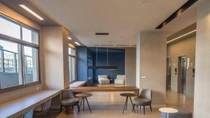 Condomínio com piscina, academia, coworking e segurança 24h.