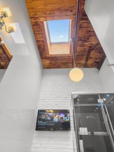 Sunlit 2-Bedroom Loft with Rooftop Deck & Parking