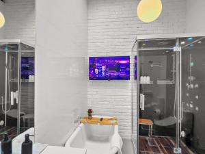 Sunlit 2-Bedroom Loft with Rooftop Deck & Parking